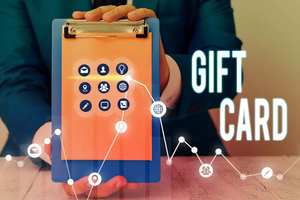 ギフトカードを示すメモを書く。ビジネス写真展あなたのメッセージを含む紙で作られた現在. — ストック写真