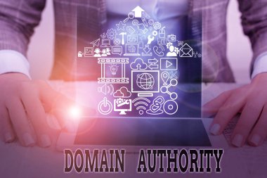 Domain Authority 'yi gösteren kavramsal el yazısı. İş fotoğrafı metni bir alan adının ne kadar iyi derecelendireceğini hesapladı.