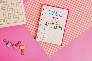 Sözcük yazma: Call To Action. Kararı Desteklemek için İş Konsepti Başarılı bir strateji geliştirmek için Hareketi Renkli düz masa üzerine yerleştirilen donanım ve bilgisayar gereçleri.