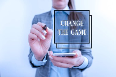 El yazısı metni yazarak Oyunu Değiştir. Bir hareketi farklı stratejiler haline getirmek cep telefonu ve iş kadınlarıyla iş konsepti.