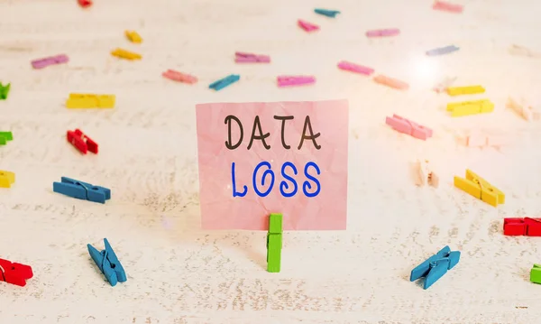 A Data Loss-t ábrázoló levél. Üzleti fotó kirakat folyamat vagy esemény, ami az adatok sérült és törölt zöld ruhacsap fehér fa háttér emlékeztető iroda ellátás. — Stock Fotó