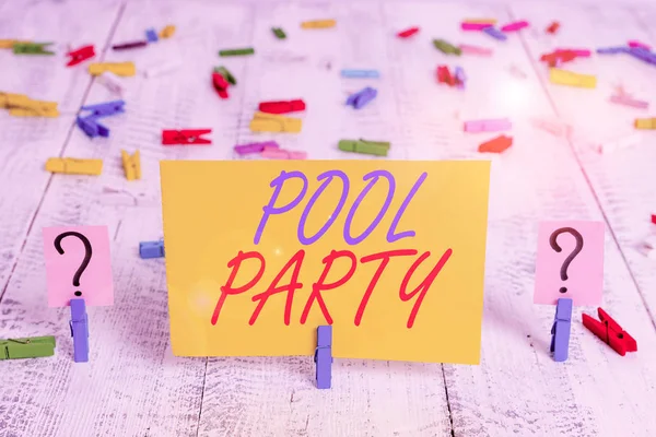 Schrijfbriefje met Pool Party. Zakelijke foto showcasing viering die activiteiten in een zwembad omvat Crumbling sheet met paperclips geplaatst op de houten tafel. — Stockfoto
