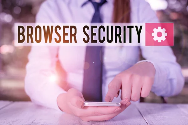 Conceptueel handschrift met Browser Security. Zakelijke foto showcasing beveiliging aan webbrowsers ter bescherming van netwerkgegevens Vrouwelijke zakelijke persoon zitten en houden van mobiele telefoon. — Stockfoto