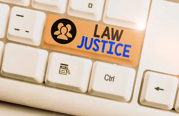 Segno di testo che mostra Law Justice. Foto concettuale uno schema o sistema di legge in cui ogni dimostrazione riceve tastiera bianca pc con carta nota vuota sopra lo spazio di copia chiave di sfondo bianco . — Foto Stock