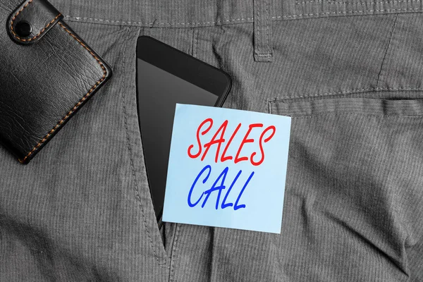 概念手写体显示销售呼叫.商务图片短信一家公司的销售代表在裤子前袋里放了一个装有钱包的智能手机装置. — 图库照片