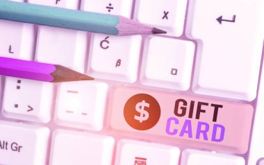 Hediye kartını gösteren mesaj işareti. Kavramsal fotoğraf. Genellikle mesajınızı içeren kağıttan yapılmış bir hediye..