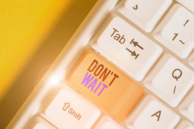 Kelime yazma metni. Bekle. Şimdi eylem için iş kavramı ve bir amaç için bir şey yapmak için hızlı hareket Beyaz pc klavye beyaz arkaplan üzerinde boş not kağıdı anahtar boşluk kopyalama.