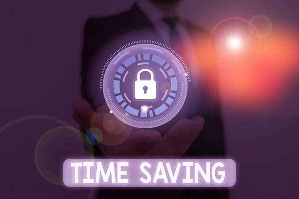 Tekst schrijven Time Saving. Business concept voor de handeling van het verminderen van de hoeveelheid tijd die nodig is om iets te doen. — Stockfoto