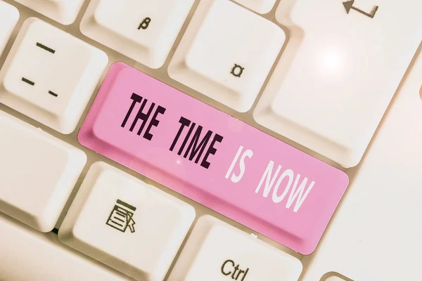 Notiz schreiben, dass die Zeit jetzt gekommen ist. Geschäftsfotos, die jemanden ermutigen, damit heute zu beginnen, kommen nicht zu spät. — Stockfoto
