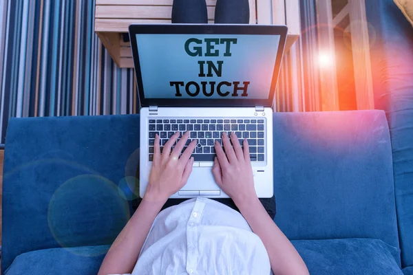 Get In Touch 'ı gösteren bir not yazıyorum. İş fotoğrafı gösterimi. Sürekli iletişim halinde kalın. Diz üstü bilgisayarlı kadın bilgisayar ofisi ev içinde teknolojik cihazlar sağlıyor.. — Stok fotoğraf
