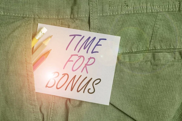 A Time For Bonus-t bemutató levél. Üzleti fotó bemutatja egy összeget hozzá egy bemutató s a bérek, mint a jutalom Író berendezések és lila jegyzet papír belső zsebében nadrág. — Stock Fotó