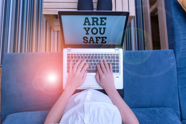 Piszę notatkę z "Are You Safe". Biznesowa prezentacja zdjęć Wolna od niebezpieczeństwa Nie przewidując żadnej krzywdy fizycznie kobieta laptop komputer biuro dostarcza urządzenia technologiczne wewnątrz domu. — Zdjęcie stockowe