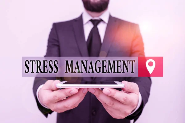 Conceptuele handschrift toont Stress Management. Business foto tekst leren manieren van gedrag en denken die stress verminderen Man menselijke dragen formele werkpak hold smartphone met behulp van de hand. — Stockfoto