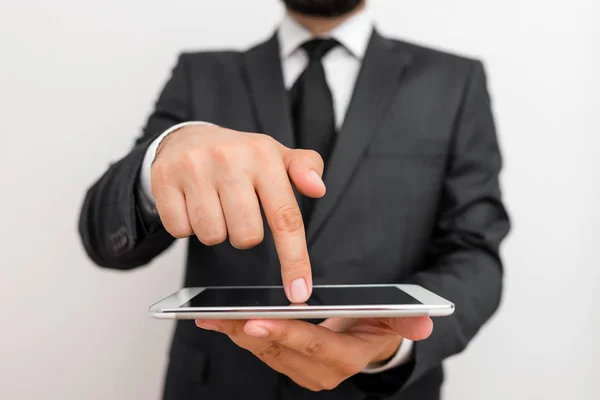 Masculino humano desgaste formal trabalho roupas apresentando apresentação de alta tecnologia smartphone dispositivo. Homem vestido em terno de trabalho mais gravata mostrando pequeno celular oi telefone técnico — Fotografia de Stock