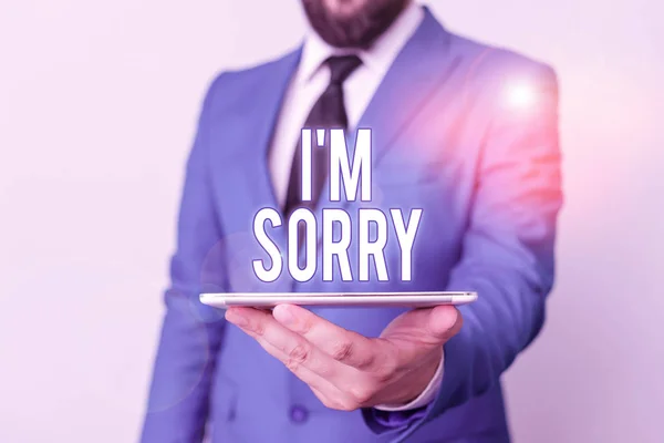 Escritura de mano conceptual mostrando I M Sorry. Texto de la foto de negocios Para pedir perdón a alguien que lastimó involuntariamente Empresario en suite azul con una corbata sostiene la falda en las manos . — Foto de Stock