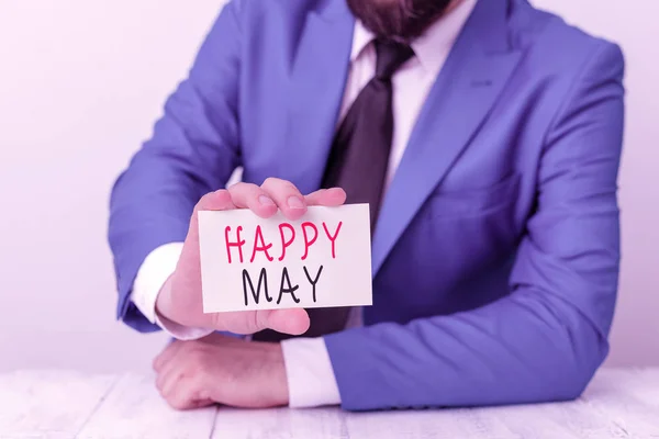 Píšu text Happy May. Obchodní koncept pro šťastný nový měsíc Všechno nejlepší Čerstvé Začněte slavit dovolenou Muž drží prázdný papír s kopírovacím prostorem před ním. — Stock fotografie