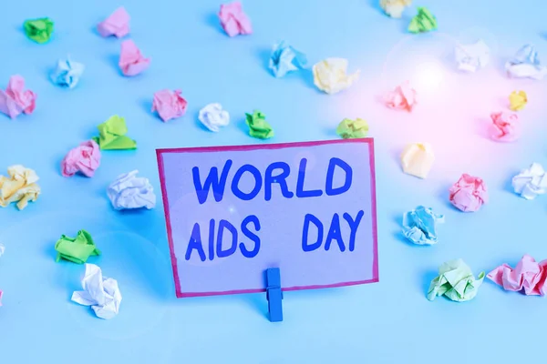 Εννοιολογικό γράψιμο που δείχνει την Παγκόσμια Ημέρα του AIDS. Επαγγελματικό φωτογραφικό κείμενο 1η Δεκεμβρίου αφιερωμένο στην ευαισθητοποίηση για το AIDS Έγχρωμα τσαλακωμένα χαρτιά κενή υπενθύμιση μπλε κάλυμμα δαπέδου. — Φωτογραφία Αρχείου