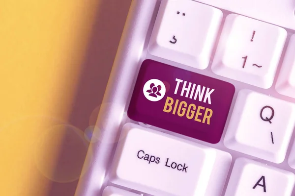 Signo de texto que muestra Think Bigger. Foto conceptual siendo capaz de soñar y visualizar lo que se puede lograr Teclado de PC blanco con papel de nota vacío sobre el espacio de copia de la tecla de fondo blanco . — Foto de Stock