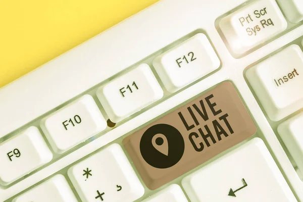 Nota de escrita mostrando Live Chat. Foto de negócios mostrando falar com amigo ou alguém através da internet e PC telefone teclado pc branco com papel de nota acima do fundo branco . — Fotografia de Stock