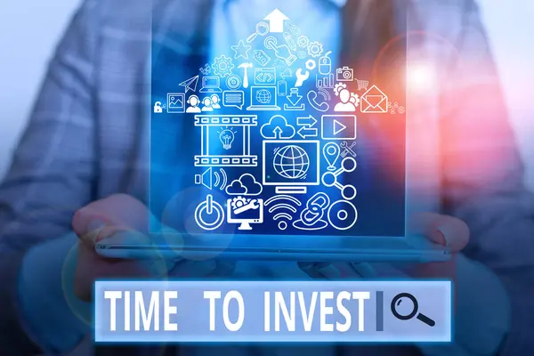 Почерк написания текста Time To Invest. Понятие, означающее создание капитала, способного производить другие товары . — стоковое фото