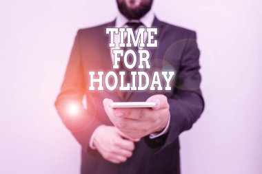Tatil Zamanı 'nı gösteren metin işareti. Kavramsal fotoğraf birine şunu söylüyor: Yaz mevsiminde dinlenmek için erkek giysisi giyin. Akıllı akıllı telefon kullan..