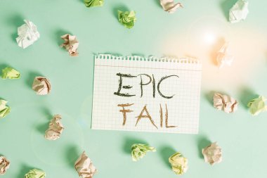 Kelime yazma metni Epic Fail. İnanılmaz utanç verici bir hata için iş konsepti. Utanç verici bir durum. Renkli buruşuk dikdörtgen şekilli hatırlatıcı kağıt açık mavi arka plan..