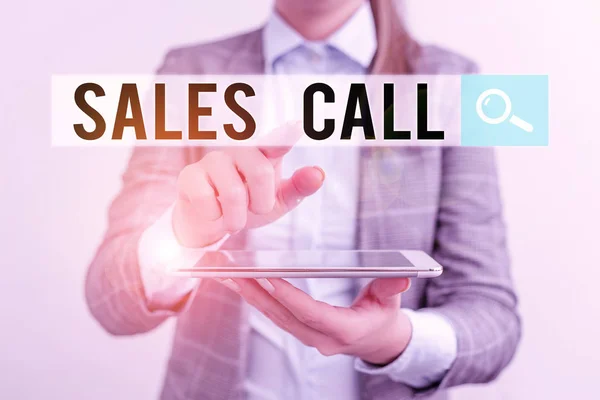 文字文字销售呼叫。商务概念公司销售代表的电话商务概念与移动电话和女商人的商务概念. — 图库照片