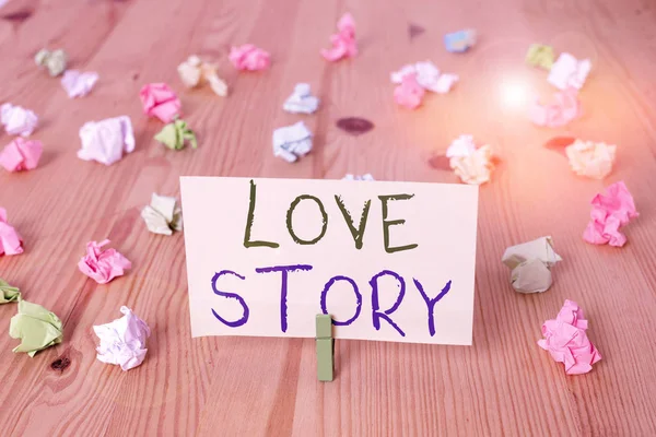 Fogalmi kézírás a Love Story-ról. Üzleti fotó szöveg ez valami olyasmi, mint egy regény vagy film egy szerelmi viszony színes gyűrött papírok fa padló háttér ruhacsap. — Stock Fotó