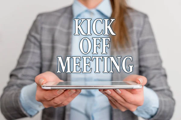Написання текстів на Kick Off Meeting. Концепція означає звільнення з вашої команди приватні розмови про компанію Концепція бізнесу з мобільним телефоном і діловою жінкою . — стокове фото