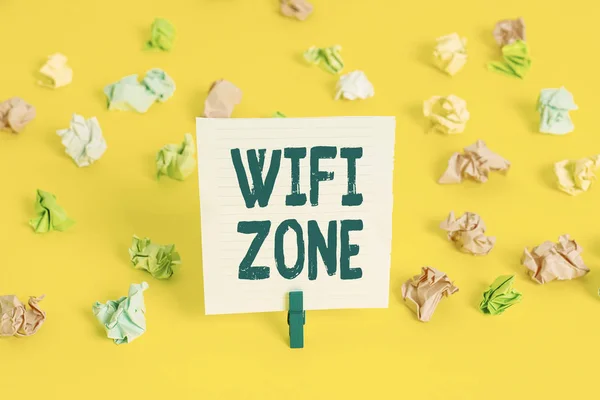 Szövegírás Wifi zóna. Üzleti koncepció vezeték nélküli nagy sebességű internet és hálózati kapcsolatok biztosítására Színes gyűrött papírok üres emlékeztető fehér padló háttér ruhaszárító. — Stock Fotó