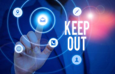 Uzak Dur 'u gösteren kavramsal el yazısı. İş fotoğrafı, birinin ya da bir şeyin Tehlike işaretine girmesini engellemek için..