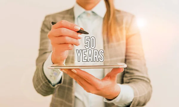 Handschrift-Text 50 Jahre. Konzept bedeutet Ehrung des Rubin-Jubiläums anlässlich eines besonderen Tages halbhundertjähriges Geschäftskonzept mit Handy und Geschäftsfrau. — Stockfoto