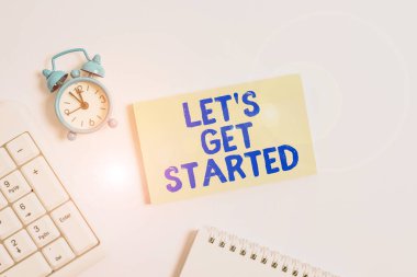 Let 's Get Start' ı gösteren kavramsal el yazısı. Bir şey üzerinde çalışmaya ya da yapmaya başlamak için iş fotoğrafı metni Boş not kağıdı ve kalem beyaz arkaplan ile klavyeye getir.