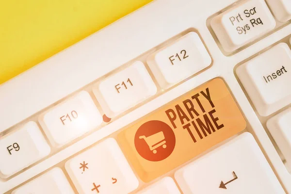 Scrittura concettuale a mano che mostra Party Time. Foto d'affari che mostra il momento giusto per festeggiare e divertirsi nell'evento sociale Tastiera bianca per pc con carta da lettere sopra lo sfondo bianco . — Foto Stock