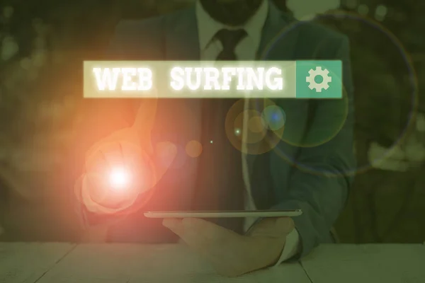 Sinal de texto mostrando Web Surfing. Foto conceitual Saltar ou navegar de página em página na página da internet . — Fotografia de Stock