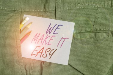 Kolaylaştırdığımızı gösteren bir not yazıyorum. İş fotoğraflarının gösterilmesi alternatifler sunmak iş fikirlerini kolaylaştırır. Pantolon cebine ekipman ve mor not kağıdı yazmak..