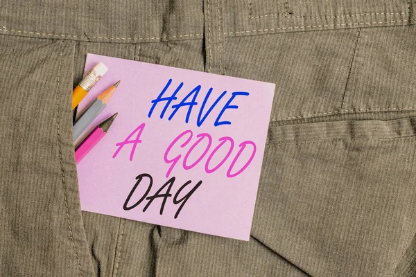 Escrevendo nota mostrando Tenha um bom dia. Foto de negócios mostrando gesto agradável desejos positivos Saudação Desfrute Seja feliz Equipamento de escrita e papel de nota roxo dentro do bolso das calças . — Fotografia de Stock