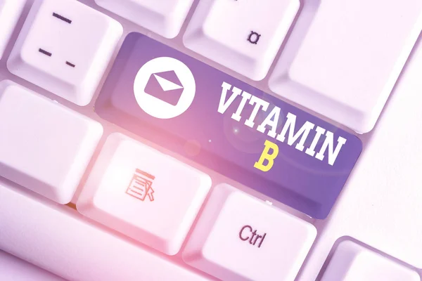 Kelime yazma B vitamini. Vücut sinirlerinin ve kan hücrelerinin sağlıklı kalmasına yardımcı olan besin konsepti beyaz arkaplan anahtar alanının üzerinde boş not kağıdıyla beyaz pc klavye. — Stok fotoğraf