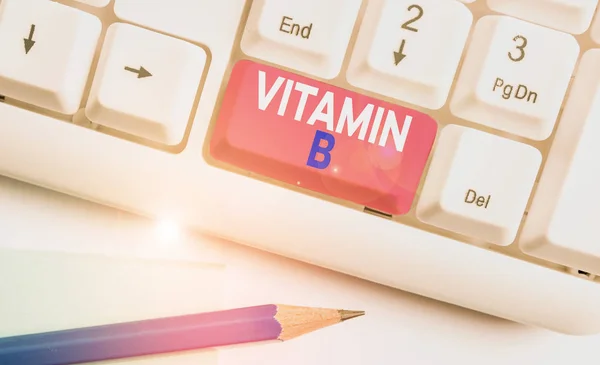 Kézírás szöveg írás B-vitamin Koncepció jelentése Tápanyag, amely segít megőrizni a test ideg- és vérsejtek egészséges Fehér PC billentyűzet üres jegyzet papír felett fehér háttér kulcs másolás tér. — Stock Fotó