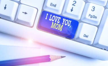 Seni Seviyorum Anne 'yi gösteren not yazıyorum. İş fotoğraflarının gösterilmesi duygusal mesajları sevmek sıcak beyanı etkilemek beyaz arka planda nota kağıdıyla beyaz pc klavyeyi etkilemek.