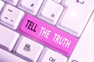 Tell the Truth 'u gösteren bir not yazıyorum. İş fotoğrafı gösterimi. Birilerinin gizli kalmasını istediği kanıtlanmış bir gerçeği itiraf et..