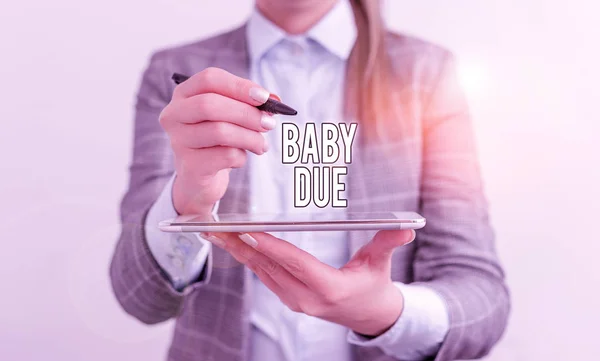 Kézírás üzenet Baby Due. Koncepció jelentése hamarosan születik Eljegyzés ideje alatt várható, hogy készen áll Üzleti koncepció a mobiltelefon és az üzletasszony. — Stock Fotó