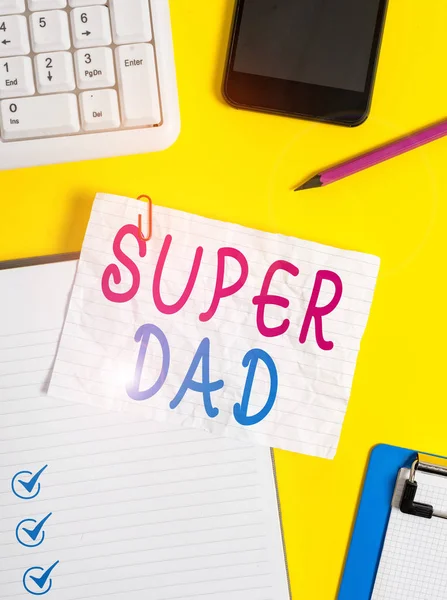 Schrijfbriefje met Super Dad erop. Zakelijke foto showcasing Kinderen idool en super held een inspiratie om te kijken naar Verfrommeld wit papier op tafel paperclips klok mobiel en pc toetsenbord. — Stockfoto