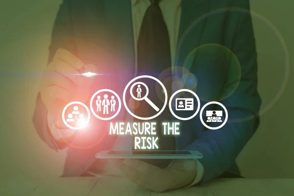 Escrever nota mostrando Medir o Risco. Foto de negócios mostrando determinar o grau de perigo com base em fatores de impacto . — Fotografia de Stock