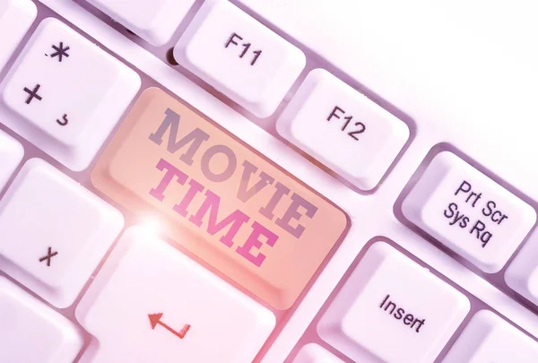 Scrivere testi a mano Movie Time. Concetto significa il tempo programmato o effettivo in cui inizia uno spettacolo o un film Tastiera bianca del pc con carta nota vuota sopra lo spazio di copia del tasto di sfondo bianco . — Foto Stock