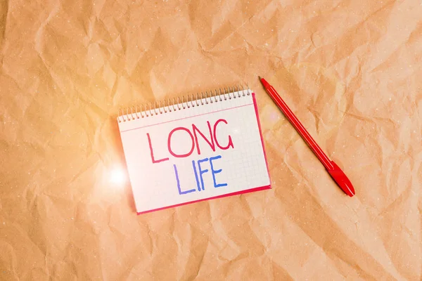 Long Life 'ı gösteren bir not yazıyorum. İşletme fotoğrafı sergisi diğer kağıt işleri masa karesi spiral ofis malzemelerinden daha uzun süre çalışmaya devam edebilir.. — Stok fotoğraf