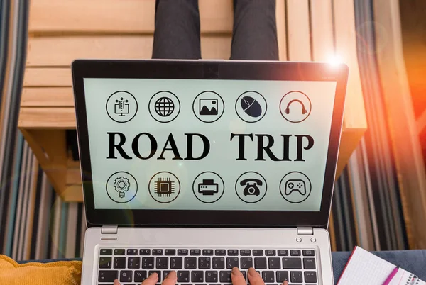 Texte textuel Road Trip. Concept d'entreprise pour le voyage longue distance sur la route parcourue en automobile . — Photo