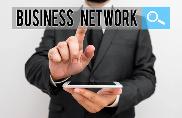 Nota di scrittura che mostra Business Network. Business photo showcase Cooperazione interaziendale che consente alle aziende di collaborare Maschio abbigliamento umano formale tuta da lavoro tenere smartphone con mano . — Foto Stock