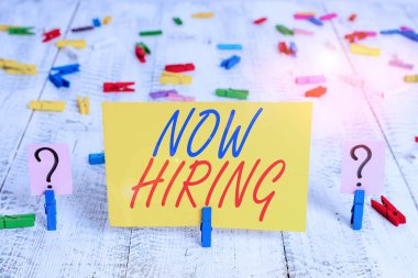 Şimdi işe alındığını gösteren bir not yazıyorum. İş fotoğraflarının gösterildiği İşgücü Aranan Çalışanlar İşe Alınmak isteniyor Bugün İş Fırsatı Çarşafı Ahşap masaya raptiyeler yerleştirilmiş.