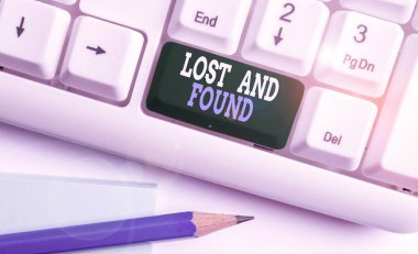 Mesaj işareti Kayıp Eşyalar Bürosunu gösteriyor. Unutulmuş şeyleri bulabileceğiniz kavramsal fotoğraf yeri Beyaz pc klavye beyaz arkaplan anahtar boşluğunun üzerinde boş not kağıdı ile arama hizmeti.